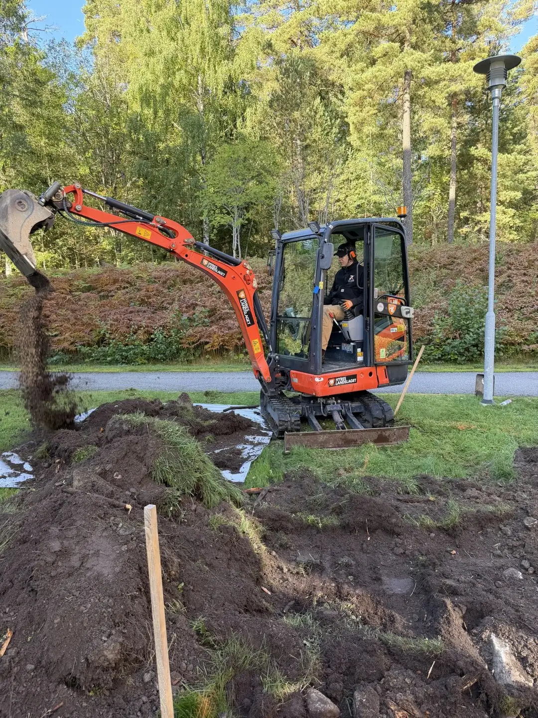 Johan Kraiman gräver för dränering med minigrävare